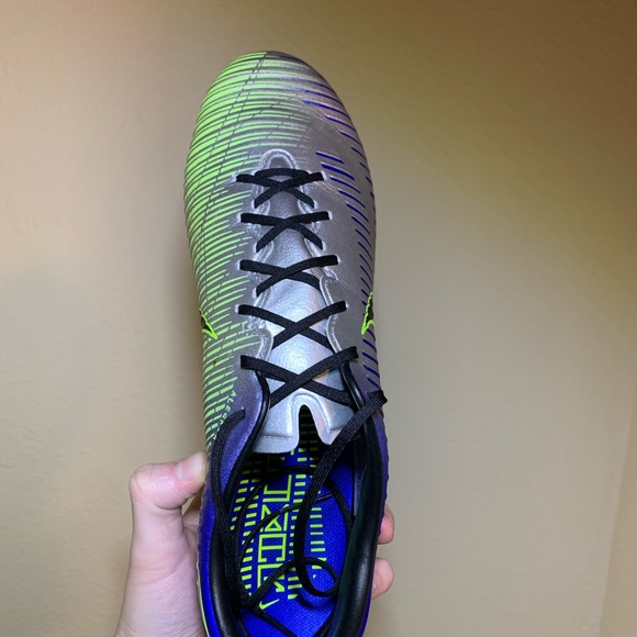 Nike Soccer Cleats - Picture 2 of 8